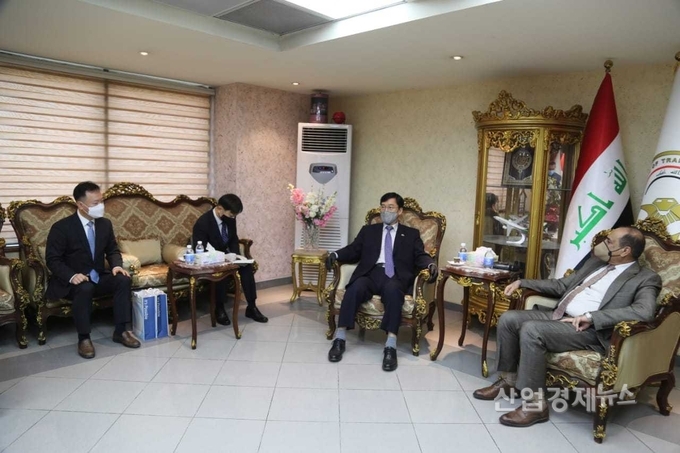 대우건설 중동지사 정현석 부장(제일 왼쪽)과 장경욱 주 이라크 한국대사(오른쪽에서 두 번째)가 나세르 알 시블리 이라크 교통부 장관(제일 오른쪽)을 면담하고 있다. 사진=대우건설