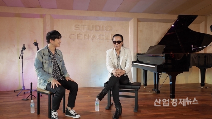 부활리더 김태원과 인디 싱어송라이터 선발 오디션 ‘김태원석함’ 오디션 최종우승자 오샘이 녹음실에서 담소를 나누고 있다. 사진=KT