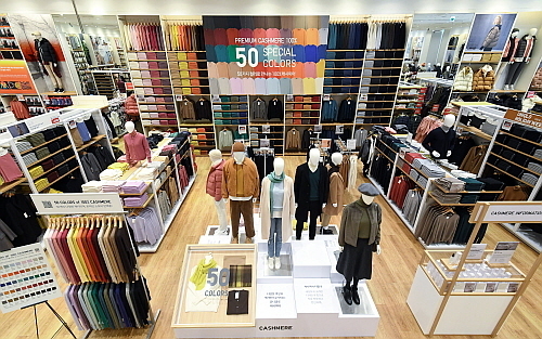 ‘2020 F/W 캐시미어 컬렉션’ 50종 진열 매장 전경(잠실 롯데월드몰점)...출처 : 유니클로