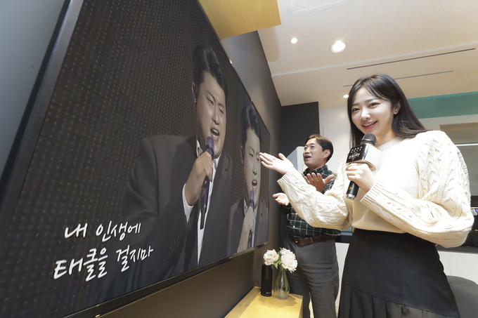 KT 모델들이 올레 tv와 Seezn(시즌)에서만 만나볼 수 있는 김호중 콘서트 실황 VOD를 소개하고 있다. 사진=KT