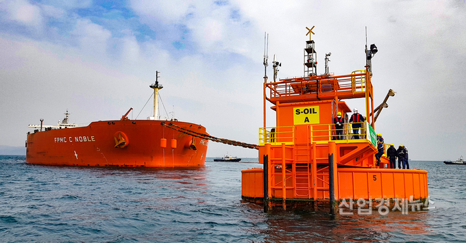 울산시 울산신항 앞 해상에 설치된 S-OIL 제2 원유하역시설(오른쪽)에 대형 유조선이 접안하여 원유를 하역하고 있다.