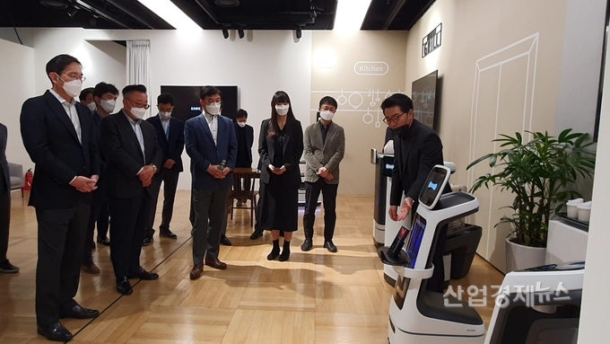 이재용 삼성전자 부회장(왼쪽 첫번째)이 차세대 모바일 디자인과 가정에서 운동/취침/식습관을 관리해주는 로봇 등을 살펴봤다. 사진=삼성전자