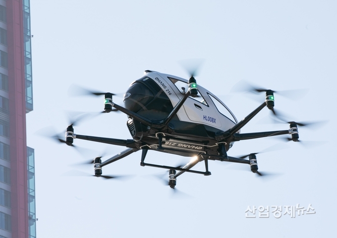 11일 진행된 국내 최초의 UAM 시연 행사에서 비행체가 KT의 K-드론시스템을 통해 안전하게 서울 상공을 비행하는 모습. 사진=KT