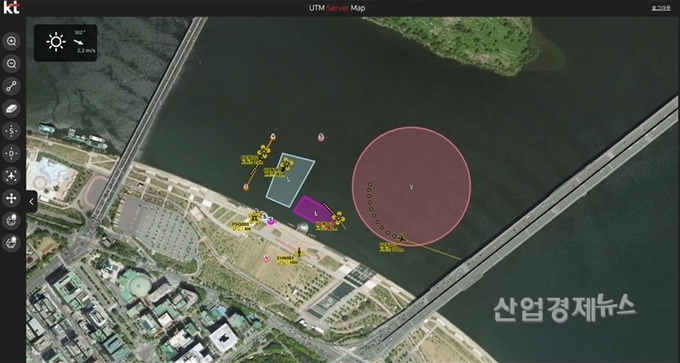 K-드론시스템 화면..화면의 시스템 내 도형은 각 비행체가 허가 받은 운항 영역을 나타내고 UAM비행체 1대와 드론 6대는 각 아이콘으로 표현된다. 아이콘 앞에 나타나는 선은 속도에 따라 길이가 달라지고, 점선은 초당 비행 히스토리를 나타낸다. 사진=KT