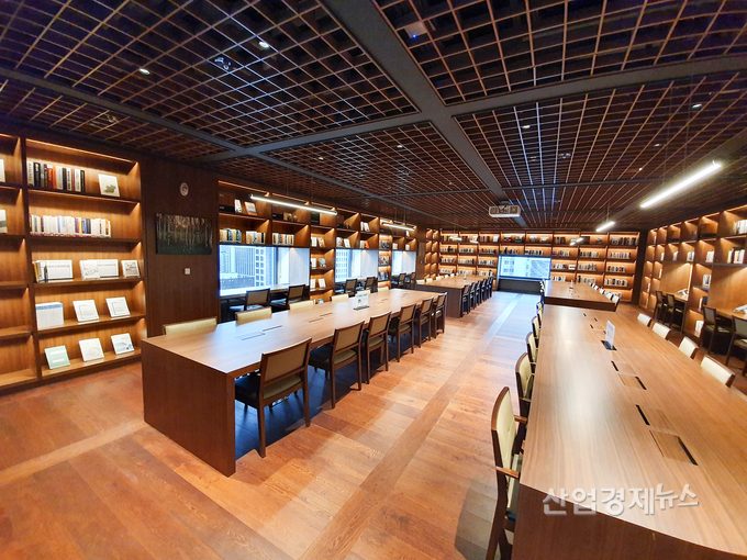 SK이노베이션이 직원들을 위해 마련한 도서관. 사진=SK이노베이션