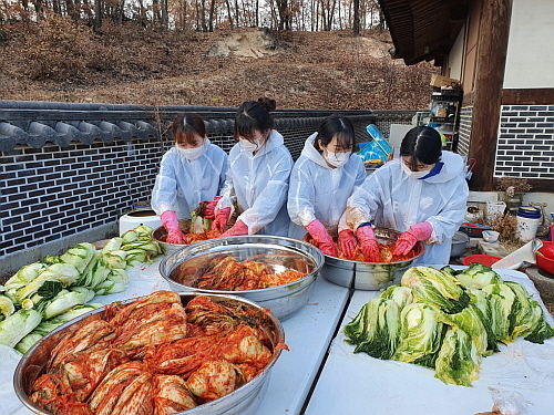 김장 봉사중인 해바라기 봉사단원들...bhc치킨 제공