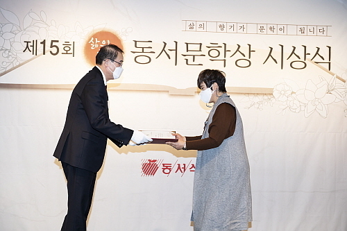 동서식품 이광복 대표(좌)가 대상 김혜영 씨(우)에게 상장을 수여하고 있다...사진= 회사 제공