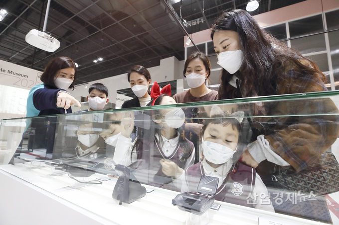 경기도 과천시 국립과천과학관에 마련된 KT 텔레 뮤지엄 특별전시관을 방문한 관람객들이 주요 통신 단말기를 관람하고 있다. 사진=KT
