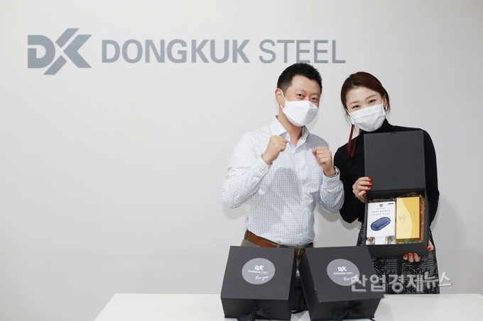 동국제강 직원들이 임직원 수험생 자녀에게 전달할 응원 선물 세트를 들고 기념 촬영을 하고 있다. 사진=동국제강