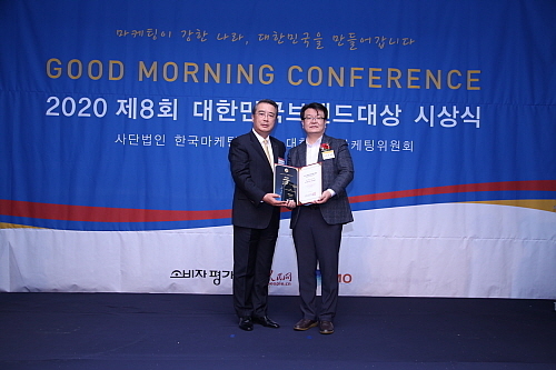 사진설명 : 오른쪽)롯데제과 이민호 마케팅본부장, 왼쪽)한국마케팅협회 김승엽 부회장 ..롯데제과 제공