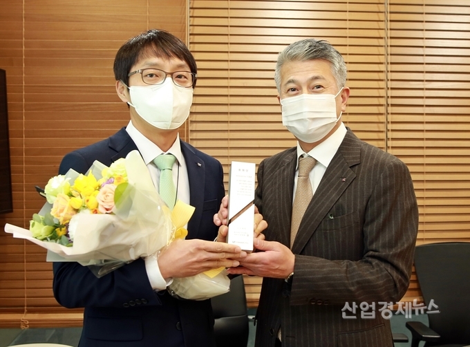 장세욱 동국제강 부회장(사진 오른쪽)이 4일 팀별로 진행된 시무식에서 우수 직원에게 수여하는 '송원상' 수상자와 기념촬영을 하고 있다. 사진=동국제강