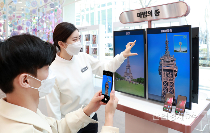 서울 강남구 삼성 디지털프라자 삼성대치점을 찾은 소비자들이 갤럭시 팬큐레이터에게 '갤럭시 To Go 서비스'를 안내받고 있다.