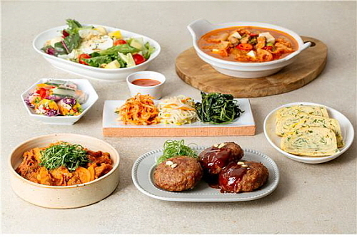 ‘요리하는 탤런트’ 김수미가 반찬가게 프랜차이즈인 ‘김수미의 엄마손맛’ 사업을 시작했다 (사진=나팔꽃 F&B, 씨와이비 제공)