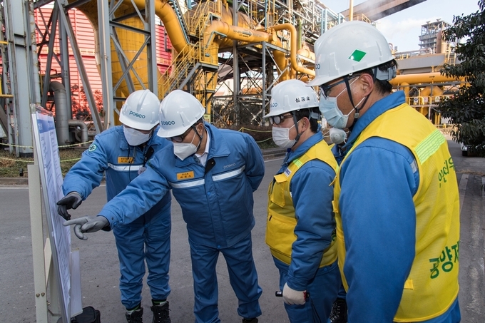 포스코 최정우 회장은 지난달 7-8일 포항, 광양제철소 등 현장을 방문해 직원들을 격려하고, 안전을 최우선 핵심가치로 삼아 행복한 삶의 터전으로 만들어 나가자고 강조했다. 사진=포스코