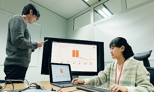 SK(주) C&C 구성원이 아이팩토리 스마트 비전을 사용해 데이터를 분석하고 있는 모습...<사진=SK(주) C&C 제공>