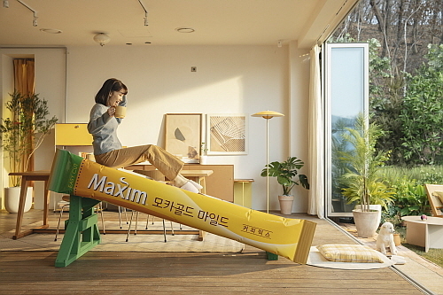 맥심 모카골드 신규 TV광고 ‘커피타고 쉬어가자’편 모델 박하선 컷...동서식품 제공