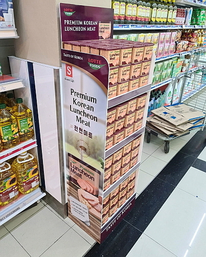 지난 2일 싱가포르의 한 대형마트에 진열된 런천미트 제품들...,사진=롯데푸드 제공>