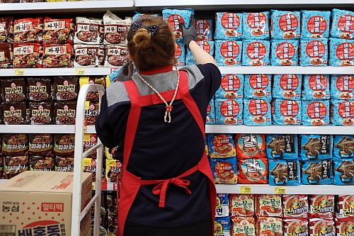 매트 한 직원이 매대에 배홍동 비빔면을 진열하고 있는 모습...농심 제공