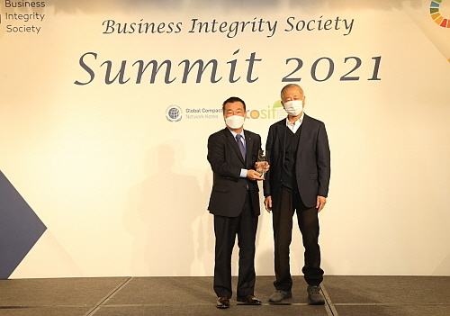 박헌영 LG생활건강 전무(좌)가 지난달 26일 서울 포시즌스호텔에서 열린 '반부패 우수기업 어워드'에 참석해 수상하고 있다...출처: LG생활건강