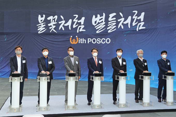 포스코 최정우 회장이 Park1538 개장식에서 포스코를 빛낸 주역들을 기리기 위한 명예의 전당 제막 버튼을 누르고 있다. (왼쪽부터 김성호 노경협의회 포항소 대표, 손병락 명장, 변성복 기성, 최정우 회장, 장승화 이사회의장, 조열래 수석연구원, 김경석 포스코노동조합 위원장). 사진=포스코