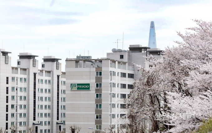 대우건설이 2013년 국내 최초로 벽식구조 아파트를 리모델링한 ‘워커힐 푸르지오’ 단지 전경. 사진=대우건설
