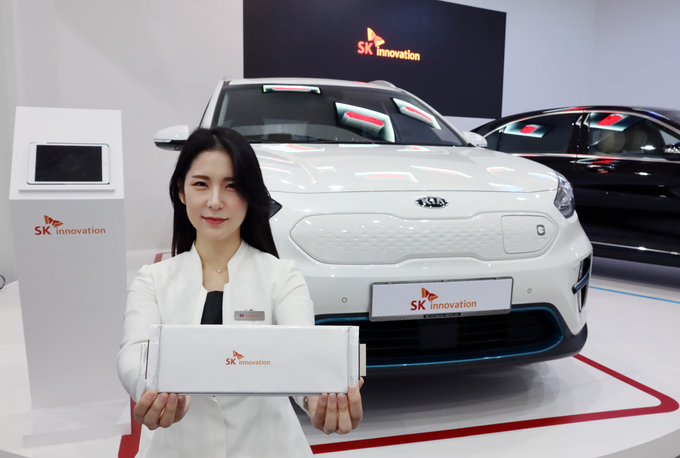 '인터배터리 2020’ 에 참가한 SK이노베이션이 자체 생산한 배터리를 보여주고 있다. 사진=SK이노베이션