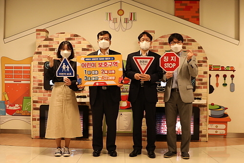 민명기 대표이사(왼쪽 2번째)...<사진=롯데제과 제공>