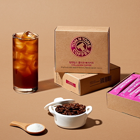 콜라겐 빠져커피 연출 컷...탐앤탐스 제공