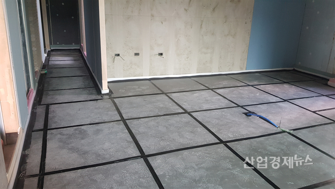 ‘H 사일런트 홈 시스템 Ⅰ’ 고성능 완충재 현장시공 사진. 사진=현대건설