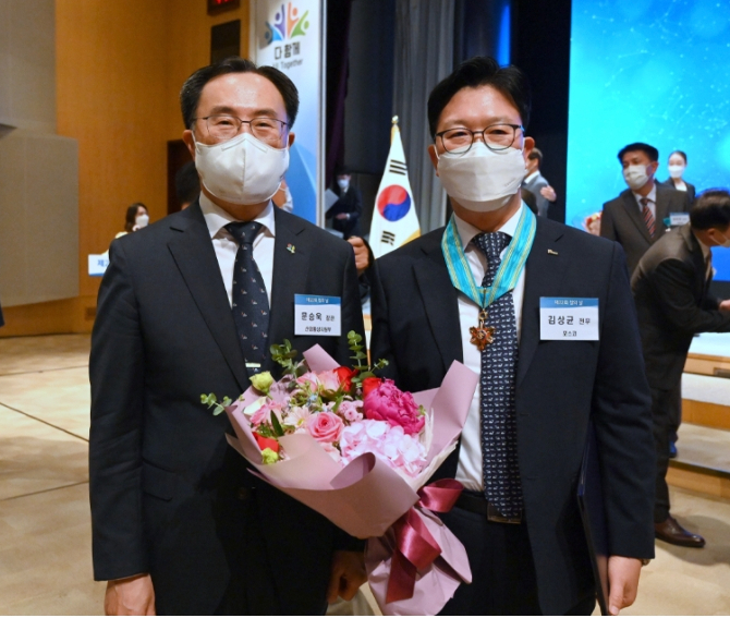 김상균 강건재마케팅실장(오른쪽)이 6월 9일 포스코센터에서 열린 철강유공자 포상식에서 동탑산업훈장을 받았다. 사진은 시상식 이후, 문승욱 산업통상자원부 장관과 기념사진을 촬영하는 모습. 사진=포스코