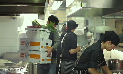 CJ프레시웨이 관계자가 프랜차이즈 고객사에 식자재를 납품하고 있는 모습...<사진=CJ프레시웨이 제공>