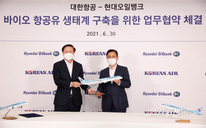 강달호 현대오일뱅크 사장(오른쪽)과 우기홍 대한항공 사장(왼쪽)이 서울 강서구 대한항공 본사에서 바이오 항공유 생태계 구축을 위한 업무협약을 체결했다. 사진=현대오일뱅크