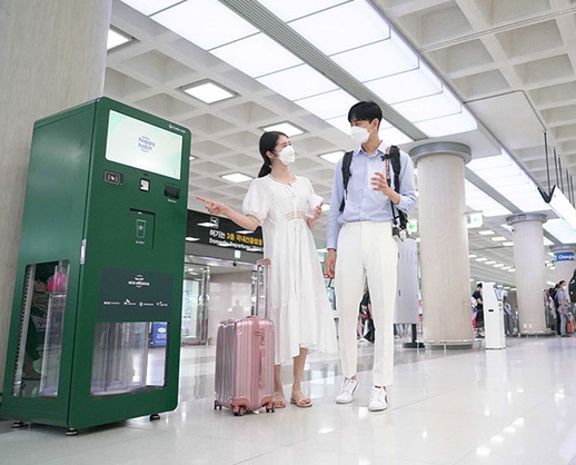 SKT와 스타벅스는 고객이 다회용컵을 대여할 수 있도록 고객용 어플리케이션을 개편하고, 제주시내 4개 시범매장과 제주국제공항에 무인 다회용컵 회수기를 설치했다. 사진=SKT