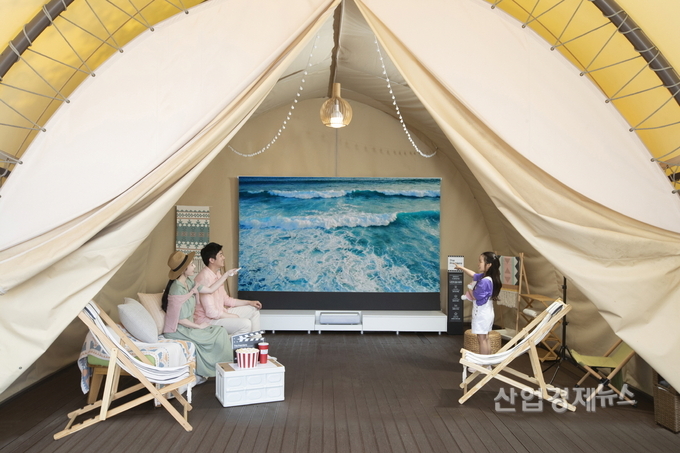 삼성전자 모델이 그랜드 워커힐에서 130형 빔 프로젝터 '더 프리미어'를 체험하고 있다. 사진=삼성전자