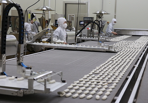 김천 공장 만주 생산라인...<사진=롯데푸드 제공>