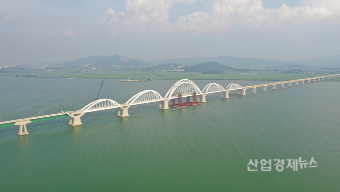 DL이앤씨가 시공한 서해선 홍성-송산 복선전철 5공구의 아치교. 사진=DL이앤씨