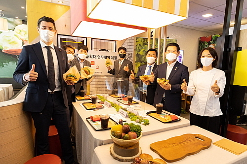 ‘Taste of Korea’ 프로젝트 오프닝 모습..(사진 왼쪽부터 한국델몬트후레쉬프로듀스 강석호 대표이사, 오뚜기 김정학 상무, 전라남도 김영록 도지사, 한국맥도날드 앤토니 마티네즈 대표, 금화 이승준 회장)...한국맥도날드 제공