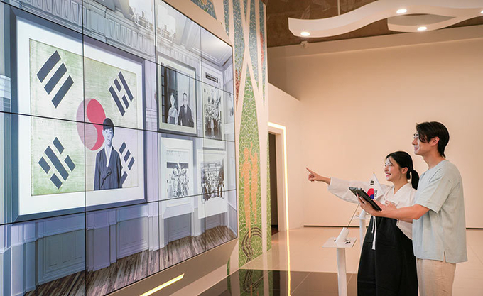 관람객이 슈퍼노바 기술 기반 ‘마법사진관’을 체험중인 모습. 사진=SKT