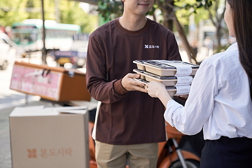 도시락 배달 모습...<사진=본아이에프 제공>