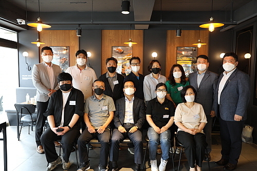 가맹점 소간담회 기념 컷...<사진=bhc치킨 제공>