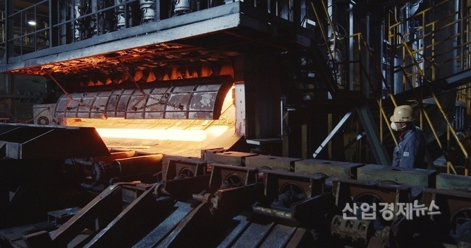 SCR설비가 도입된 동국제강 신평공장 가열로에서 빌릿(billet)이 압연라인에 투입되고 있다. 사진=동국제강
