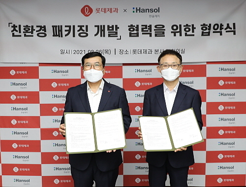 <사진=롯데제과 민명기 대표(좌), 한솔제지 한철규 대표(우)...롯데제과 제공>