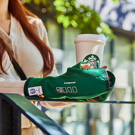 키핑 슬리브 그린 연출 컷...스타벅스 제공