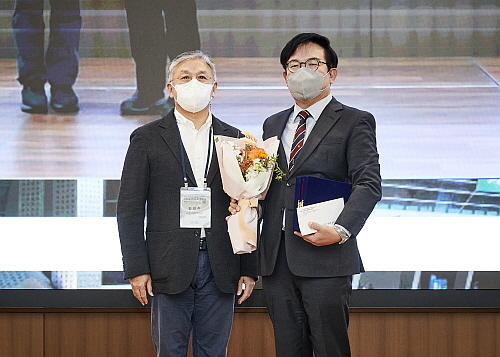 함영준 이사장(좌), 한양대 식품영양학과 이현규 교수(우) 기념 컷...<사진=오뚜기 함태호재단 제공>