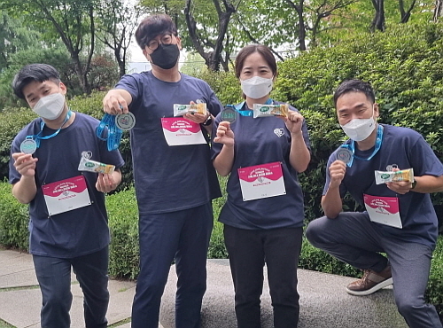 비대면 레이스에 참여한 매일유업 동호회원들..매일유업 제공 들고 기념촬영을 하고 있다.