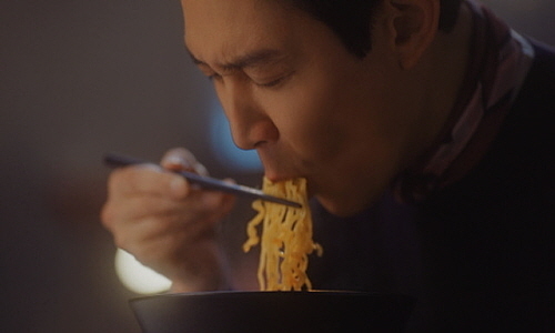 The미식 첫 번째 메뉴 ‘장인라면’ TV 광고 면발 편...사진=하림 제공