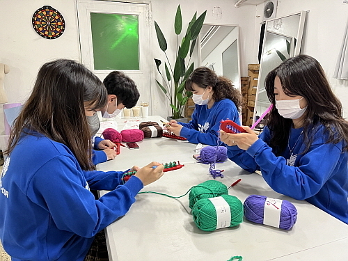 목도리를 제작하고 있는 해바라기봉사단 5기 1조 대원들...bhc치킨 제공