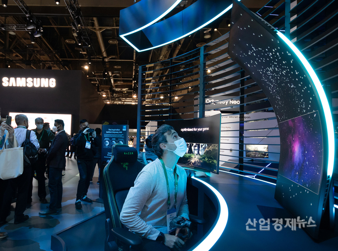 관람객이 '오디세이 아크'를 체험하고 있다.