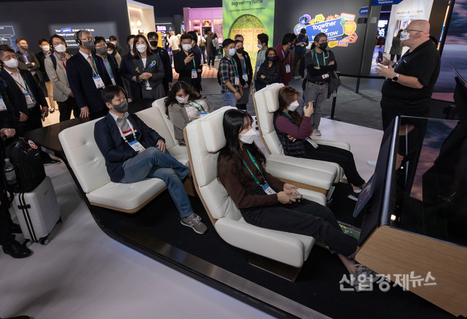 관람객들이 AR 기반 미래 차량 드라이빙을 체험하고 있다.