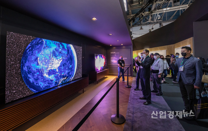 관람객들이 마이크로 LED를 체험하고 있다.